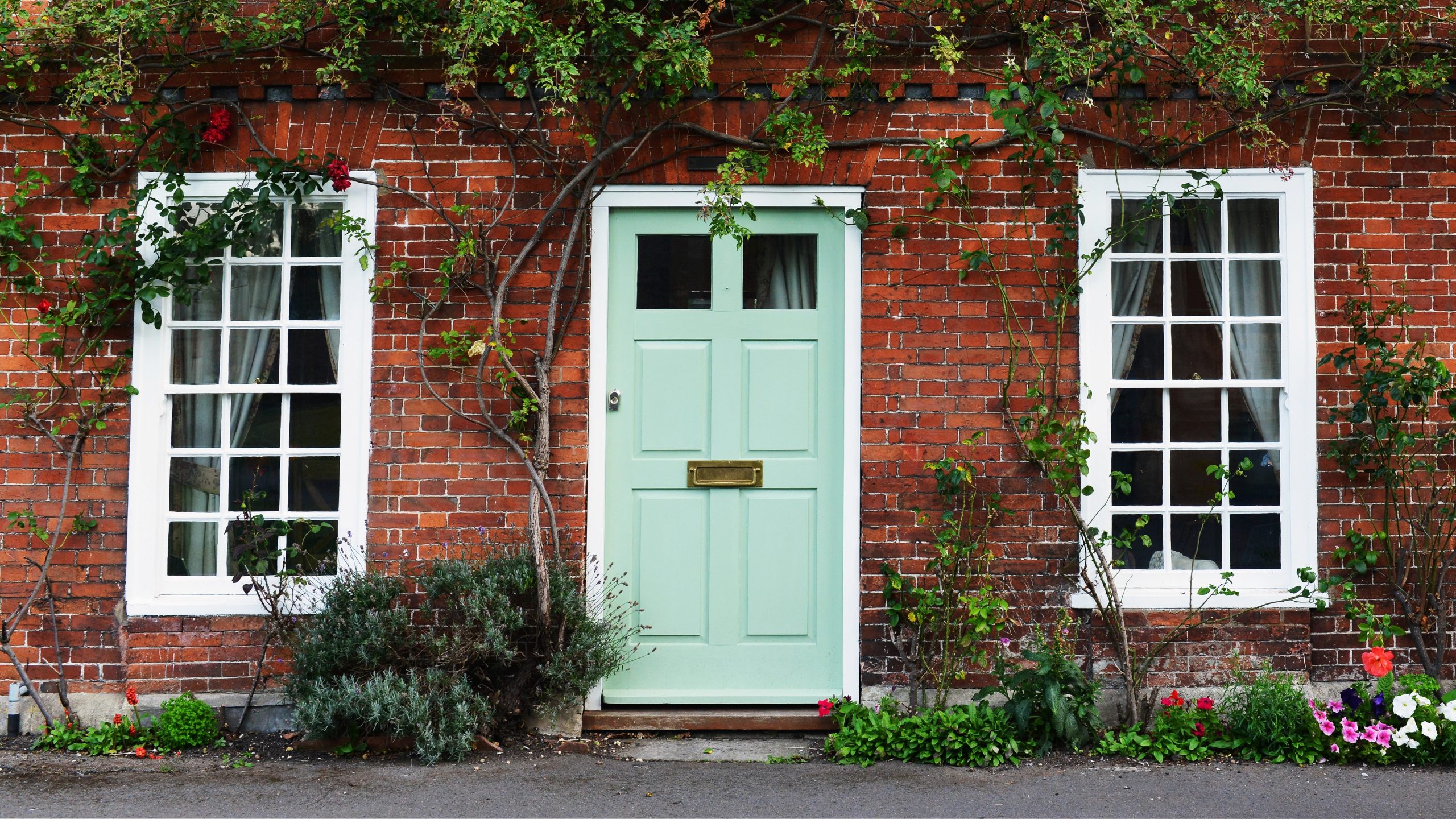 Cottage-Style Timber Windows: Rustic Designs Guide